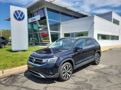 Certified 2022 Volkswagen Taos SE FWD image 1