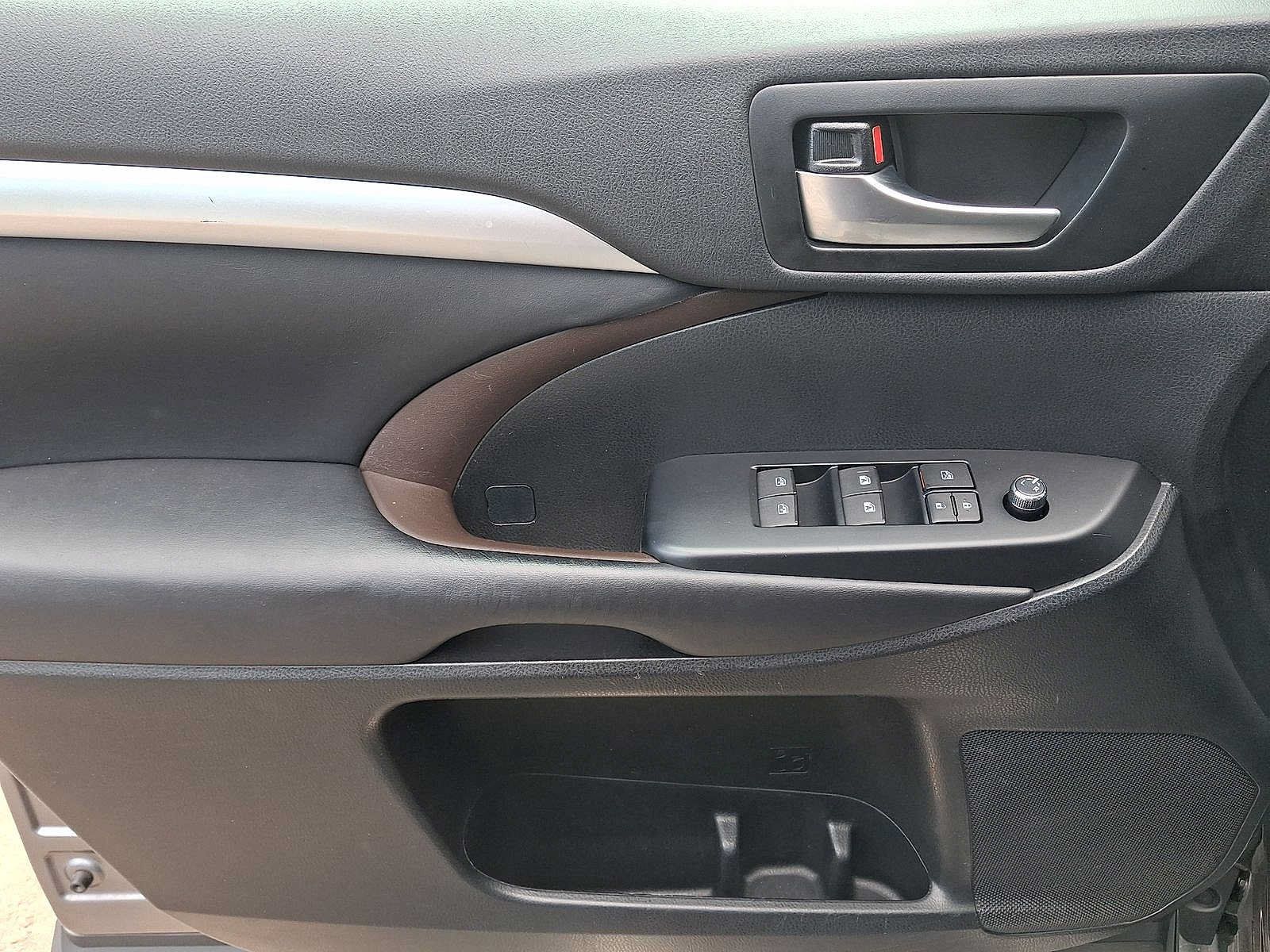 Used 2019 Toyota Highlander XLE AWD/4WD image 16
