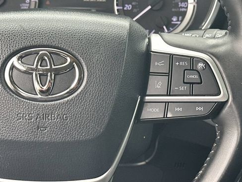 Used 2023 Toyota Highlander XLE FWD image 11