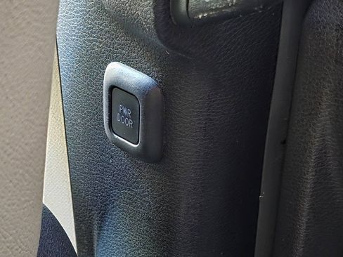 Used 2021 Toyota Sienna XLE FWD image 32