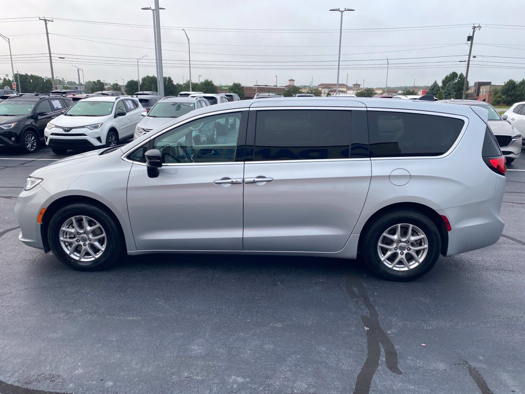 Used 2024 Chrysler Pacifica Touring-L FWD image 5
