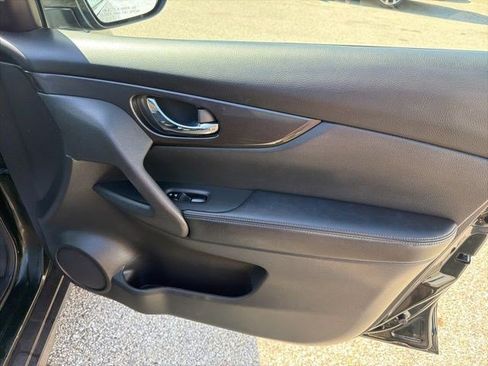 Used 2018 Nissan Rogue SV image 19