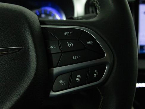 Used 2023 Chrysler Pacifica Touring-L image 27