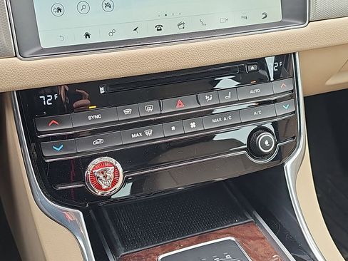 Used 2017 Jaguar XF Prestige AWD/4WD image 7