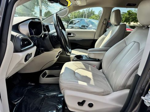 Used 2021 Chrysler Pacifica Touring-L FWD image 15