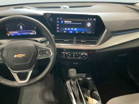 Used 2025 Chevrolet Trax LT w/ LT Convenience Package FWD image 11