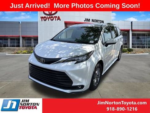 Used 2026 Toyota Sienna XLE FWD image 2