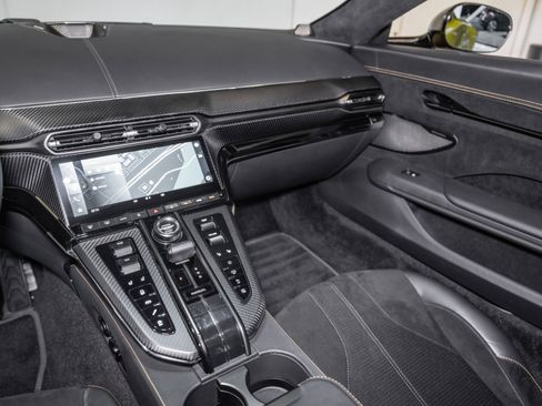 Used 2025 Aston Martin V8 Vantage Coupe image 18