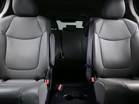 Used 2023 Toyota Sienna XLE FWD image 15