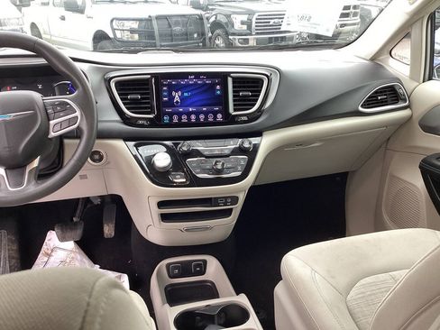 Used 2018 Chrysler Pacifica Touring Plus FWD image 27
