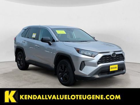 Used 2022 Toyota RAV4 LE AWD/4WD image 3