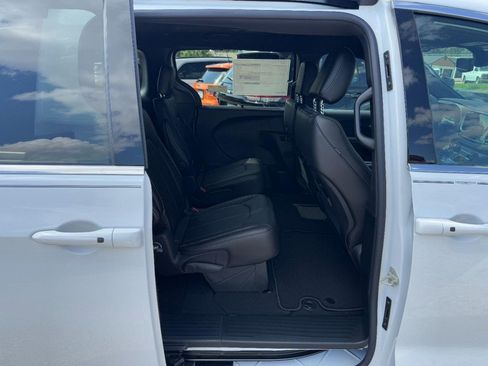 New 2027 Chrysler Pacifica Select FWD image 6