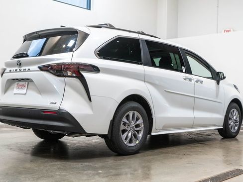 New 2026 Toyota Sienna XLE FWD image 9