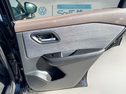 Used 2023 Nissan Rogue SV image 30