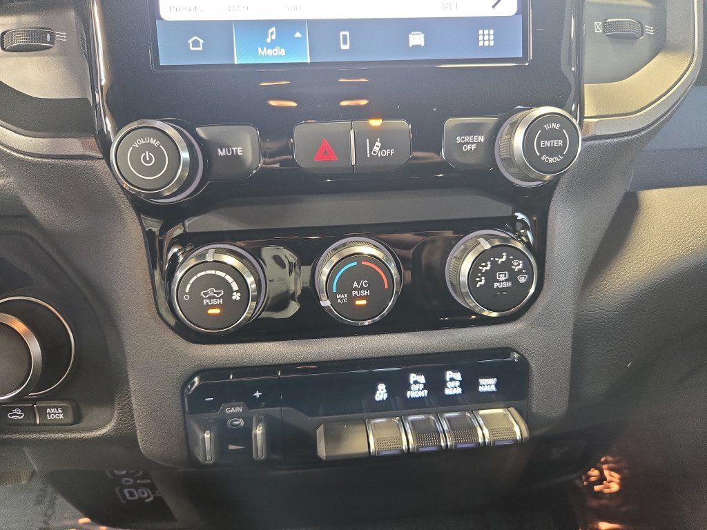 Used 2025 RAM 1500 Warlock AWD/4WD image 25