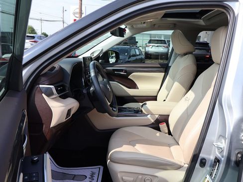 Used 2020 Toyota Highlander Limited AWD/4WD image 16
