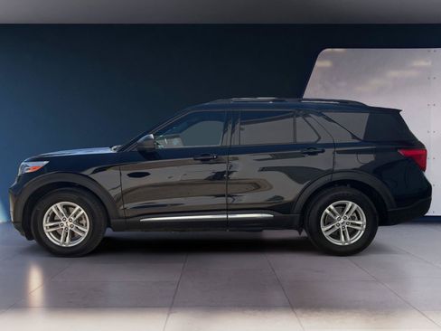 Used 2024 Ford Explorer XLT RWD image 2