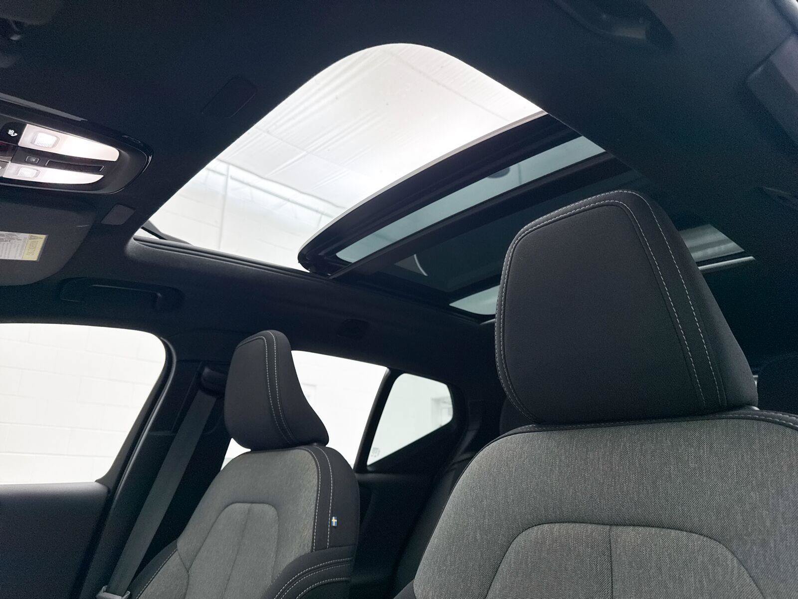 Used 2024 Volvo XC40 B5 Core AWD/4WD image 4