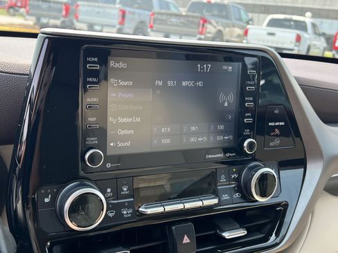Used 2021 Toyota Highlander XLE AWD/4WD image 18