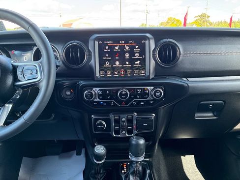 Used 2023 Jeep Wrangler Unlimited Sahara AWD/4WD image 27