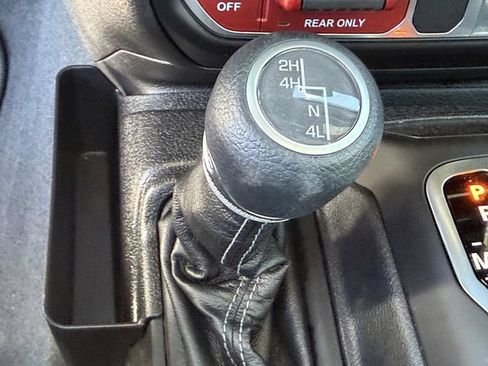 Used 2025 Jeep Gladiator Mojave w/ Convenience Group AWD/4WD image 28