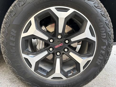 Used 2025 GMC Yukon AT4 w/ AT4 Premium Plus Package AWD/4WD image 5