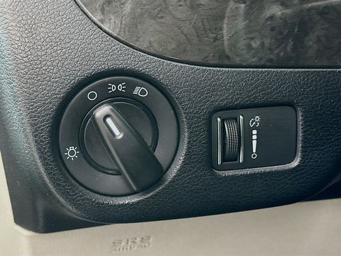 Used 2019 Dodge Grand Caravan SE w/ UConnect Hands-Free Group image 16