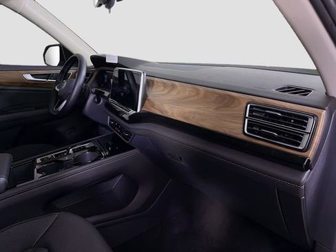 Used 2025 Volkswagen Atlas SE image 32