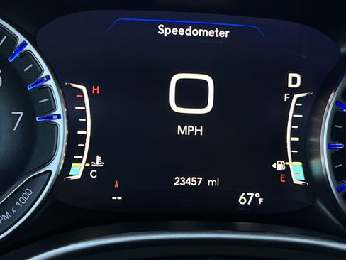 Used 2024 Chrysler Pacifica Touring-L image 15