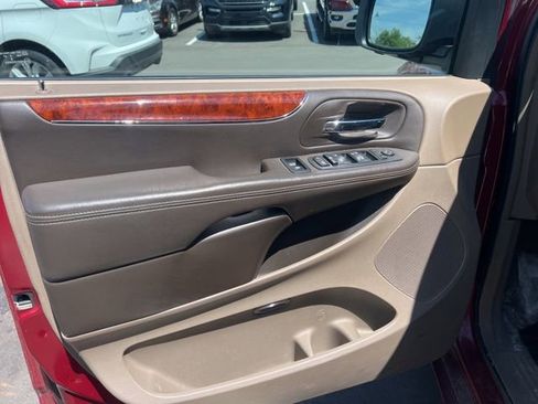 Used 2012 Chrysler Town & Country Touring-L w/ Entertainment Group #2 FWD image 9