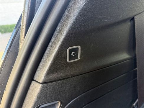 Used 2021 Chrysler Pacifica Limited w/ Uconnect Theater Family Group image 10