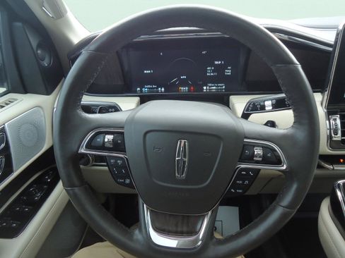 Used 2021 Lincoln Navigator Reserve image 12