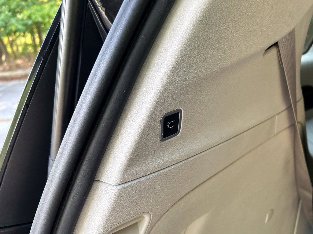 Used 2022 Chrysler Voyager LX FWD image 30