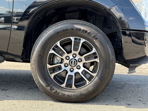 Used 2023 Nissan Titan SV image 6