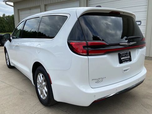 Used 2024 Chrysler Pacifica Touring-L FWD image 5