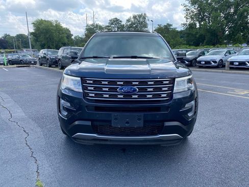 Used 2017 Ford Explorer XLT w/ Equipment Group 202A AWD/4WD image 3