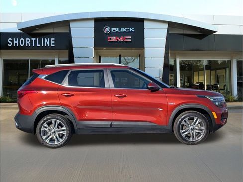 Used 2023 Kia Seltos S w/ Navigation Package AWD/4WD image 2