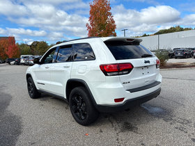 Used 2019 Jeep Grand Cherokee Laredo AWD/4WD image 2