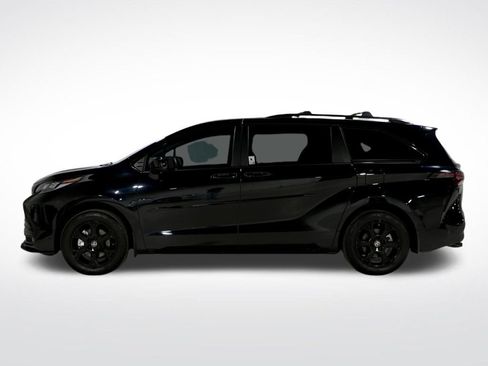 Used 2025 Toyota Sienna XLE Woodland Edition image 7