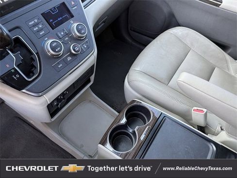 Used 2017 Toyota Sienna XLE image 18