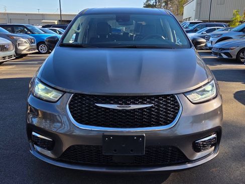 Used 2023 Chrysler Pacifica Touring-L FWD image 8