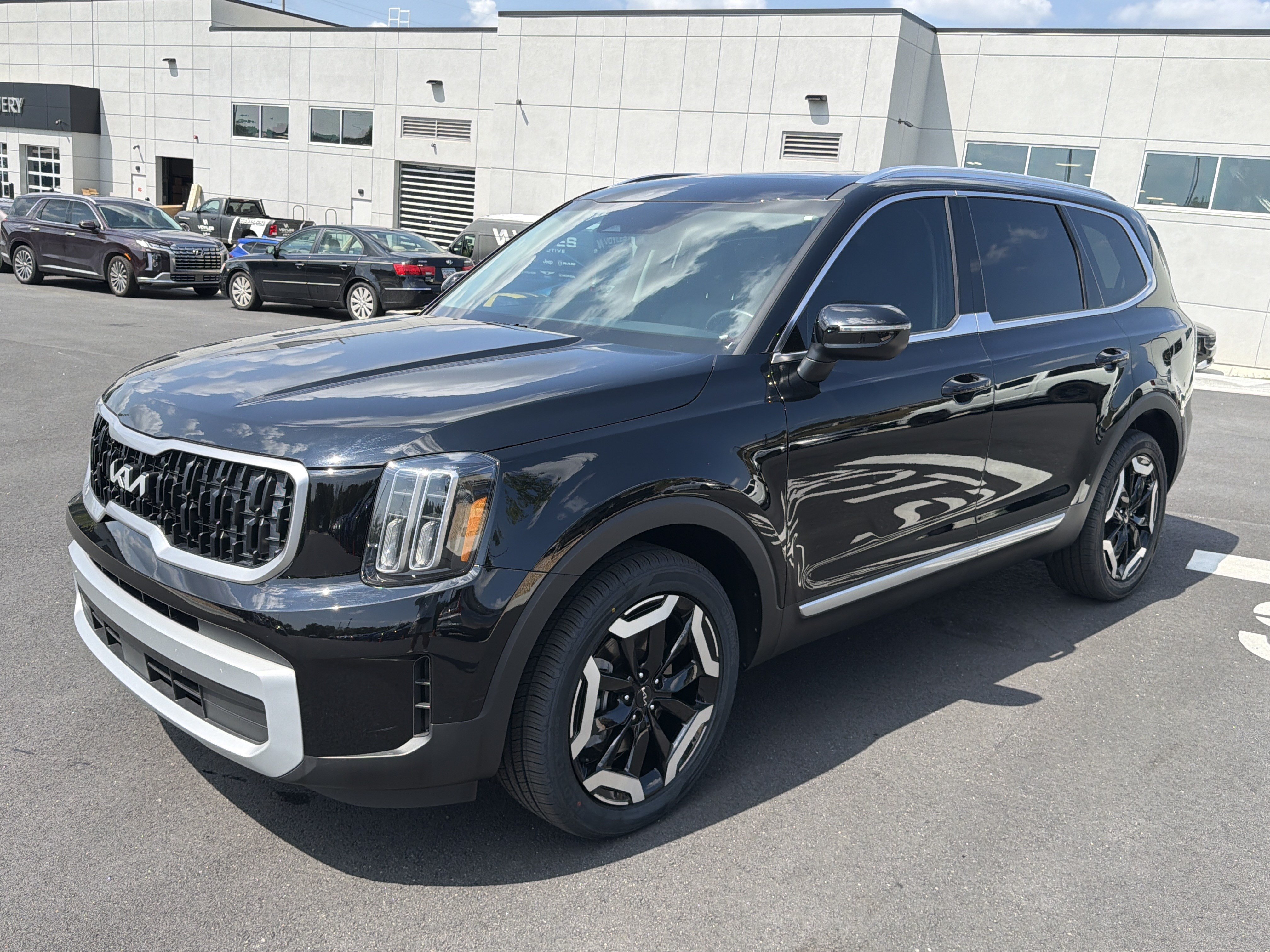 Used 2025 Kia Telluride EX w/ EX Captain's Chair Package FWD image 3