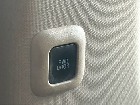 Used 2013 Toyota Sienna XLE image 16