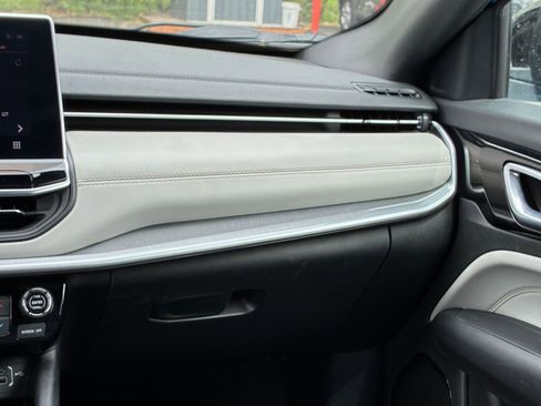 Used 2025 Jeep Compass Limited image 36