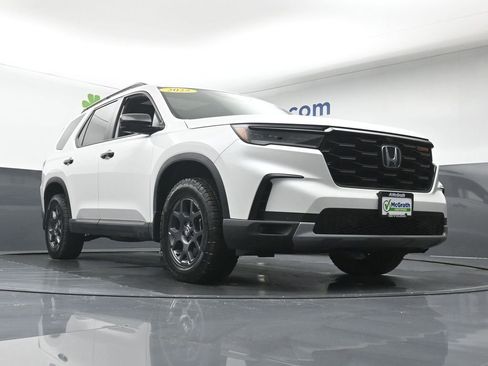 Used 2025 Honda Pilot TrailSport image 30