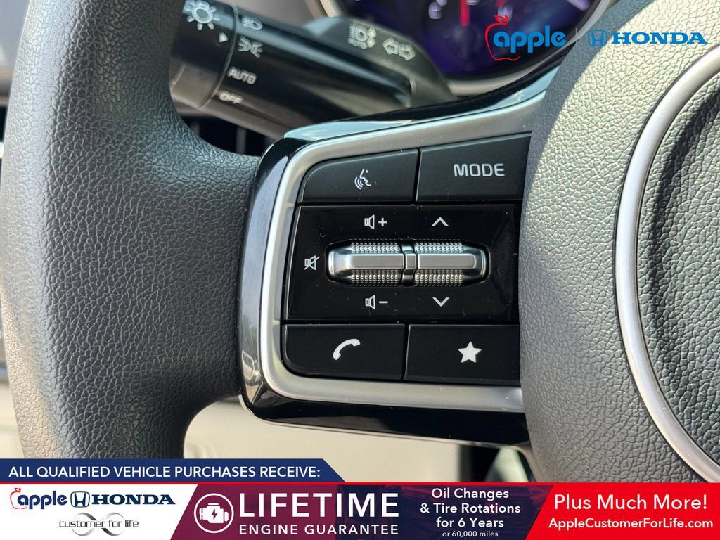 Used 2023 Kia Carnival LX FWD image 23