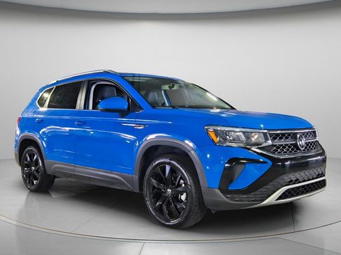 Certified 2022 Volkswagen Taos SE w/ Panoramic Sunroof Package image 8