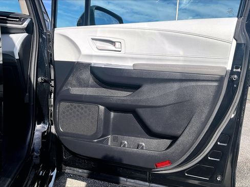 Used 2025 Toyota Sienna LE image 22