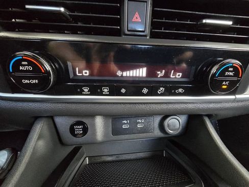 Used 2025 Nissan Rogue SV FWD image 12