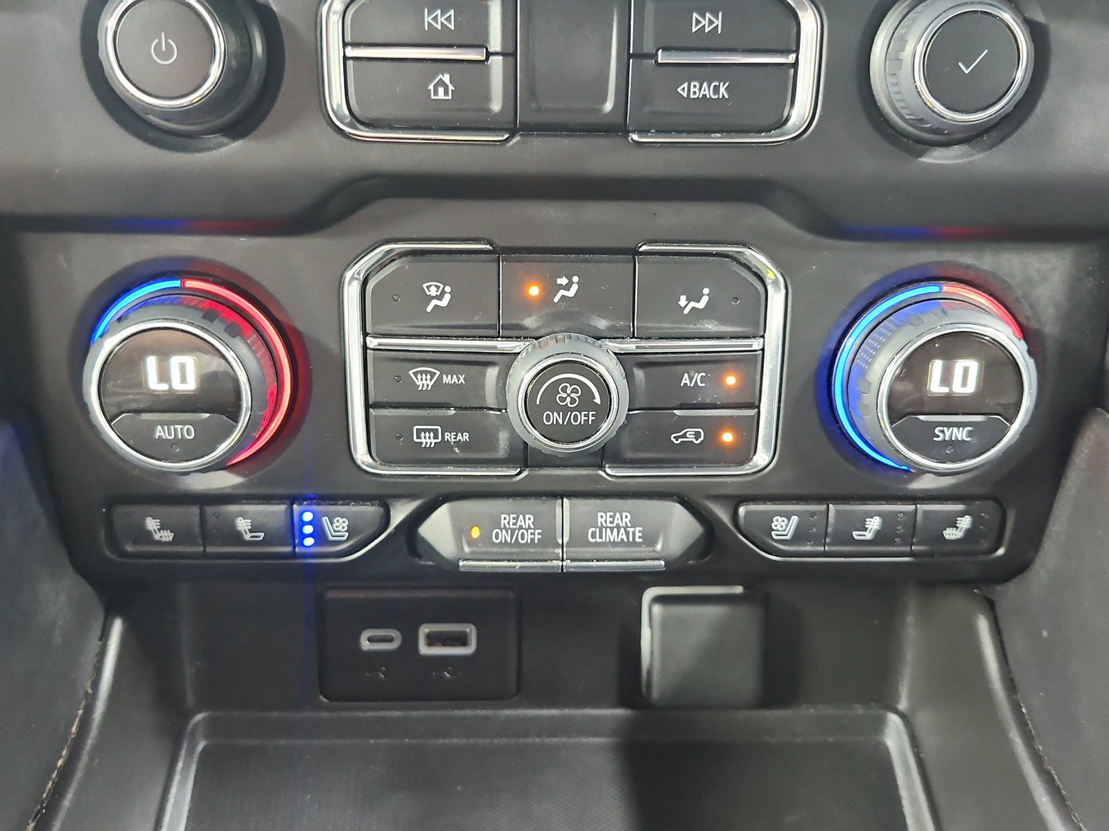 Used 2024 Chevrolet Tahoe Premier RWD image 32